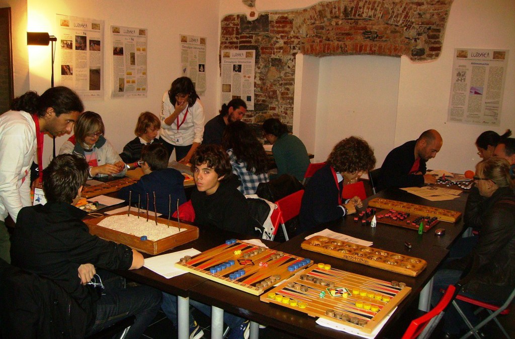 [:en]Ludyssey – Mathematical journey through ancient games[:it]Ludyssea – Viaggio matematico tra i giochi antichi[:fr]Ludyssée – Voyage à travers les jeux du monde[:eo]Ludyssea – Viaggio matematico tra i giochi antichi[:la]Ludyssea – Viaggio matematico tra i giochi antichi[:]