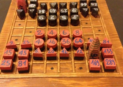 [:en]Rithmomachia – Un gioco medievale di strategia e matematica[:it]Rithmomachia – Un gioco medievale di strategia e matematica[:fr]Rithmomachie – Un jeu médiéval de stratégie et mathématiques[:eo]Rithmomachia – Un gioco medievale di strategia e matematica[:la]Rithmomachia – Un gioco medievale di strategia e matematica[:]